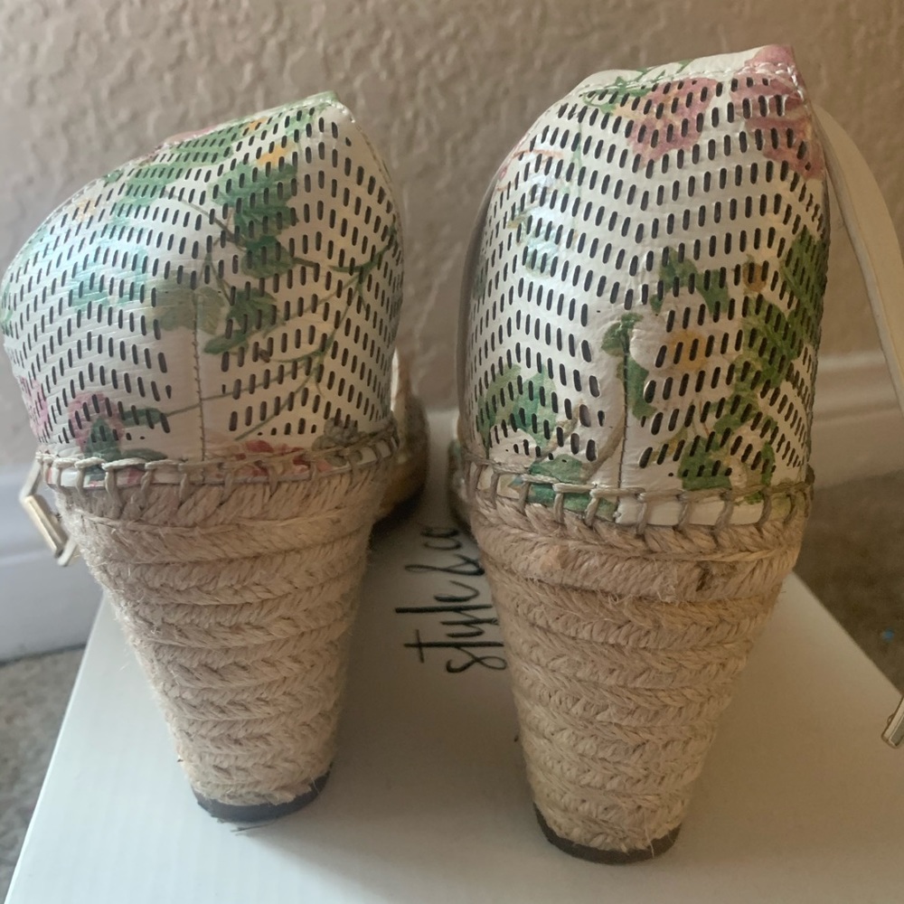 Woman Shoes - Picture 10 of 13